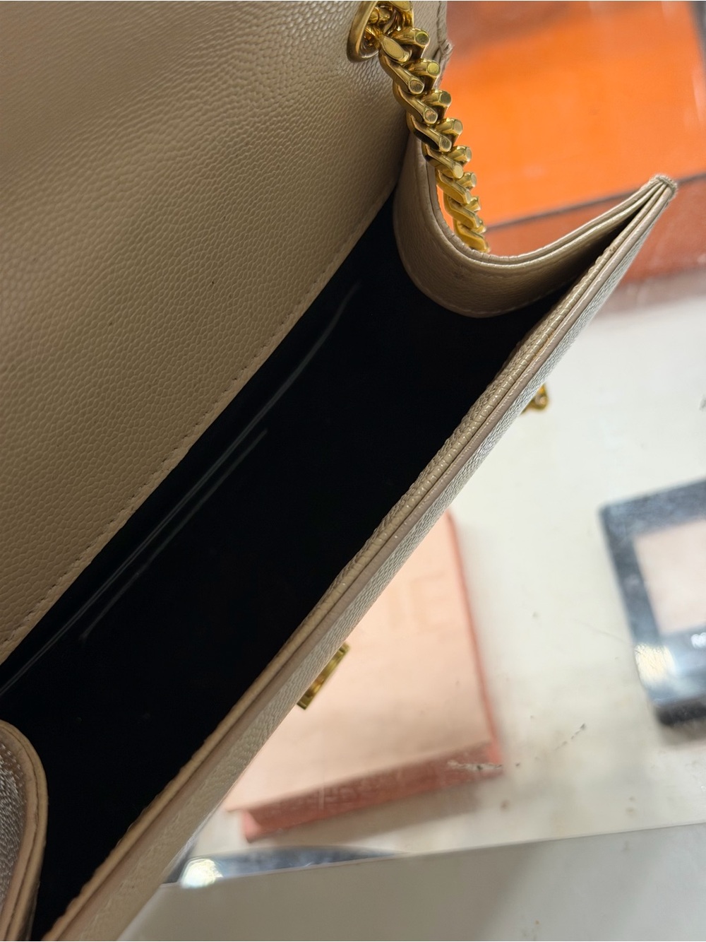 Saint Laurent Cream Leather Shoulder Bag with Gold Chain and YSL Logo - Picture 12 of 13